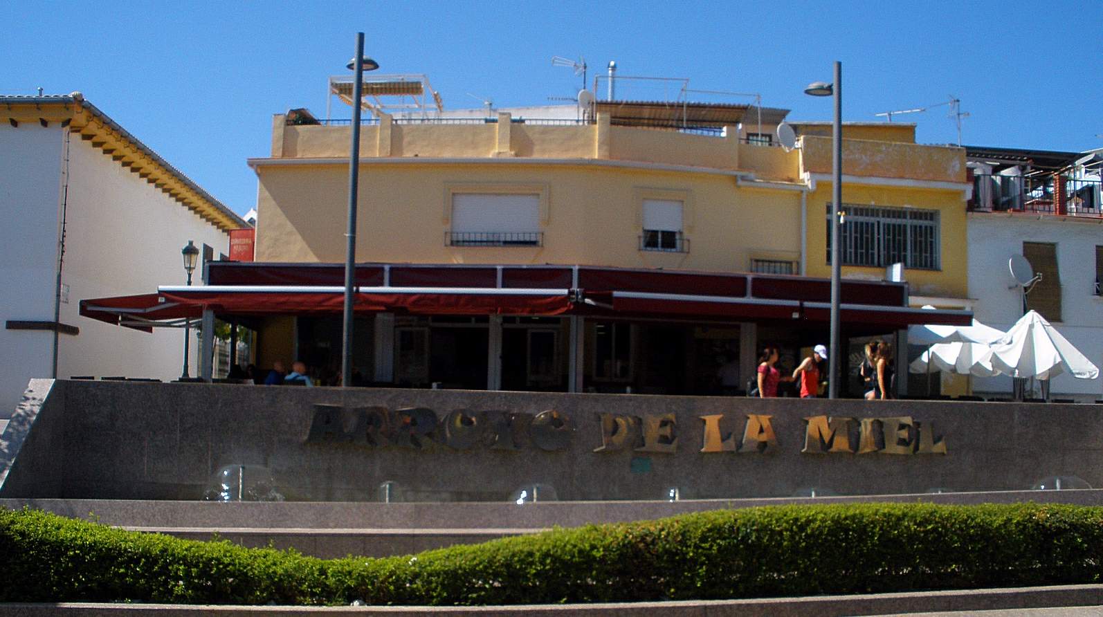 The large Arroyo de la Miel letters with a café behind