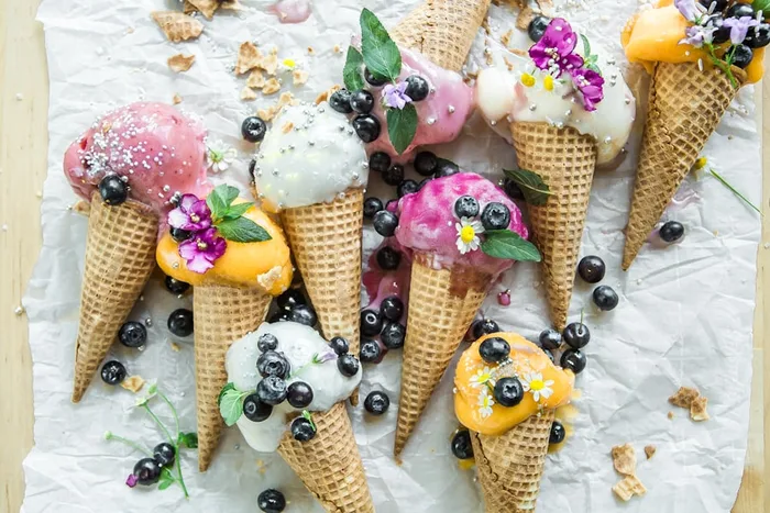 Conos de helado artesano con frutas y flores